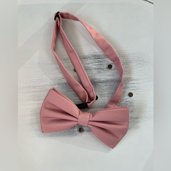 Mens light pink bow pre-tied bow tie. gently used - Picture 2 of 5